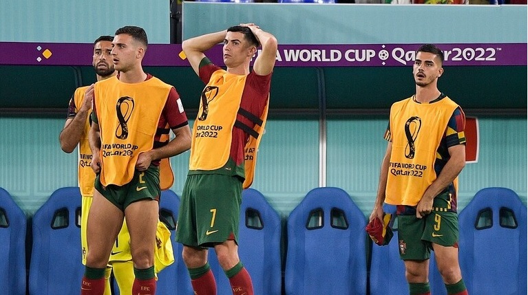 “لقطة تحبس الأنفاس”.. رد فعل رونالدو على “هفوة” حارس مرمى البرتغال