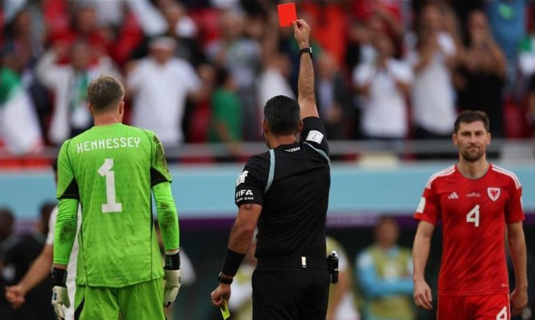 بالفيديو.. إشهار البطاقة الحمراء الأولى في مونديال 2022