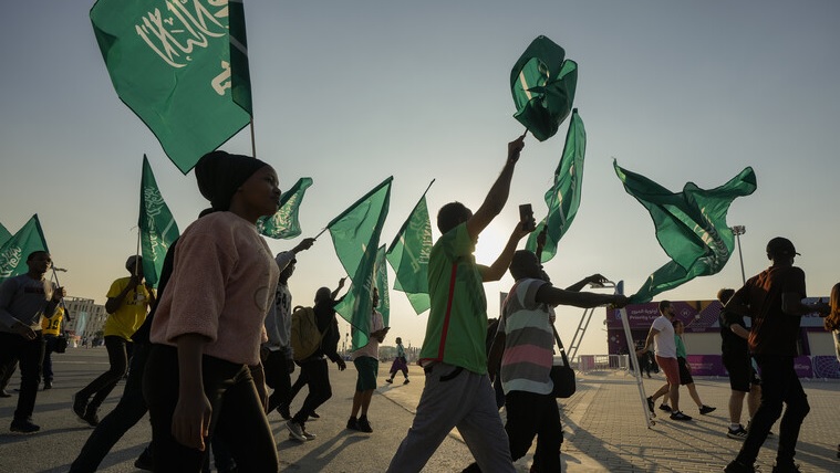 بالفيديو.. حوار لطيف بين طفل سعودي وصحفي اجنبي على هامش المونديال