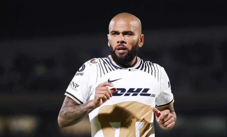 الفيس ينتقد مبابي ضمنياً ويشيد بميسي ونيمار