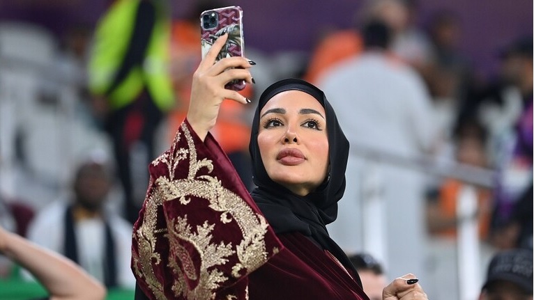 شيخة قطرية تصب جام غضبها على لاعبي منتخب قطر ومدربه