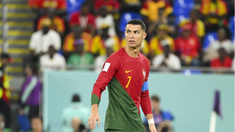 بالفيديو.. رونالدو يثير الجدل بطريقة غريبة