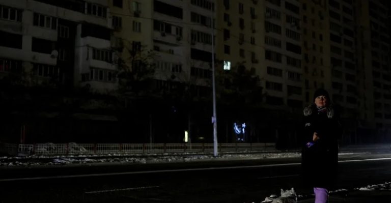 تجمد في الظلام.. تساقط الثلوج على كييف في ظل انقطاع الكهرباء