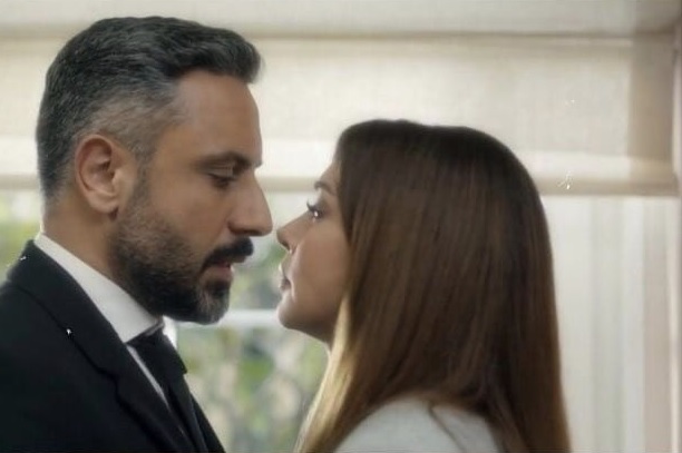 كاريس بشار وقيس الشيخ نجيب بمشهد حميم.. ومتابعون: لا مبرر لهذه اللقطات (صور)