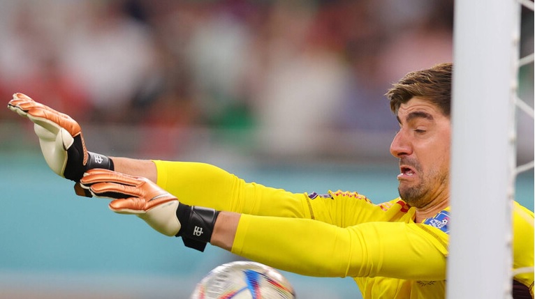 بالفيديو.. كورتوا كاد أن يكسر يده عقب الخسارة أمام المغرب