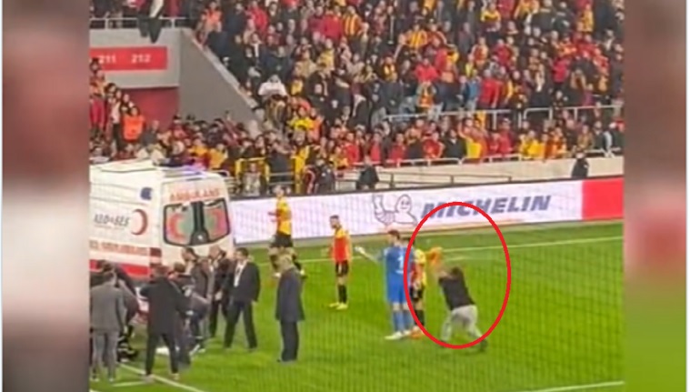بالفيديو.. مشجع تركي يكسر عصا راية الركنية برأس احد اللاعبين