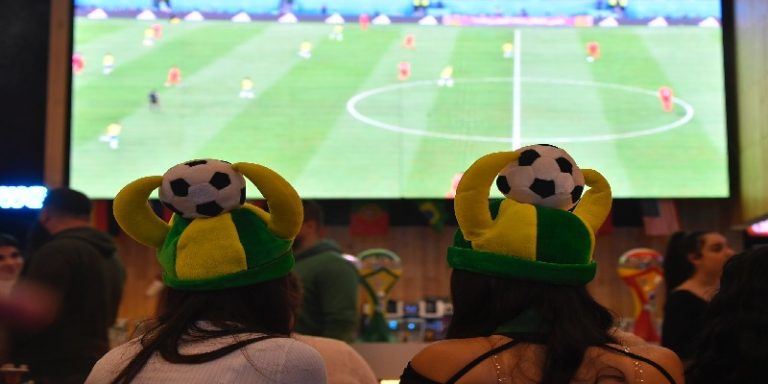 سماء لبنان اشتعلت بالمفرقعات.. احتفالات جماهيرية لمشجّعي “السامبا”(فيديو)