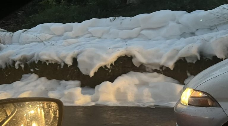 بالصّور: “رغوة” بيضاء على طرق زوق مصبح.. ما سببها؟