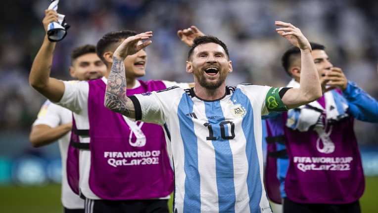 مدرب منتخب بولندا يشبه ميسي بنجم التزلج الإيطالي الشهير تومبا