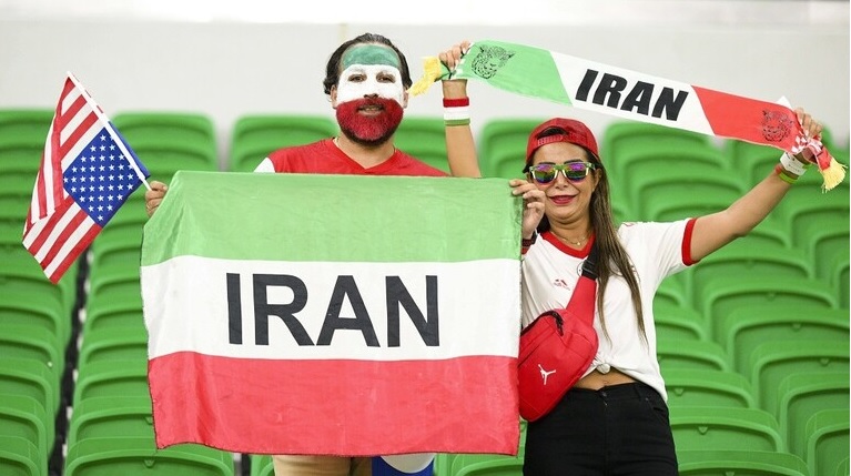 إجبار مشجع على إزالة علم أوكرانيا من ملعب أثناء مباراة إيران وأميركا
