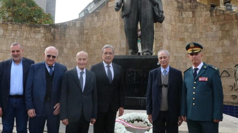 وزير العدل يضع إكليلاً على تمثال الرئيس بشارة خوري
