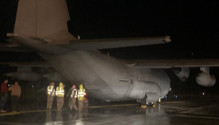حريق طائرة شحن عسكرية في مطار بيروت