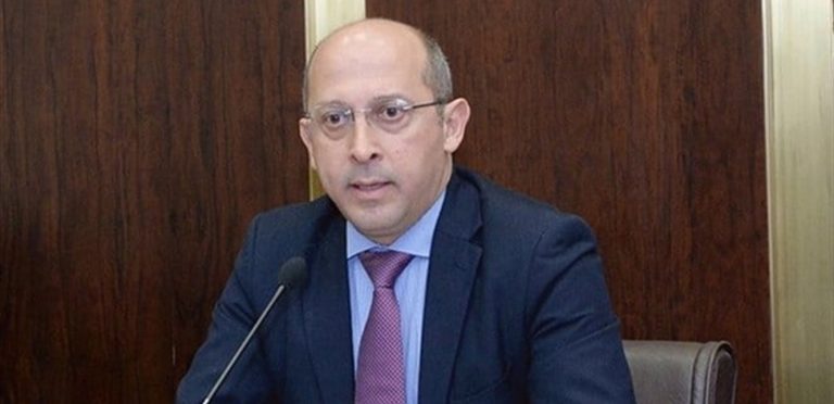 آلان عون: لإيقاف المسرحيات القائمة