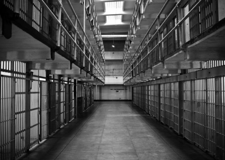 بالأسماء: فرار 18 سجيناً من سراي أميون