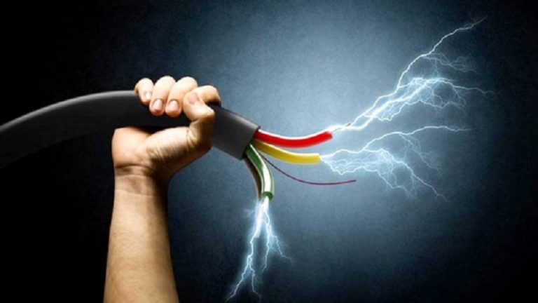 تعرض مواطن لصعقة كهربائية في منزله
