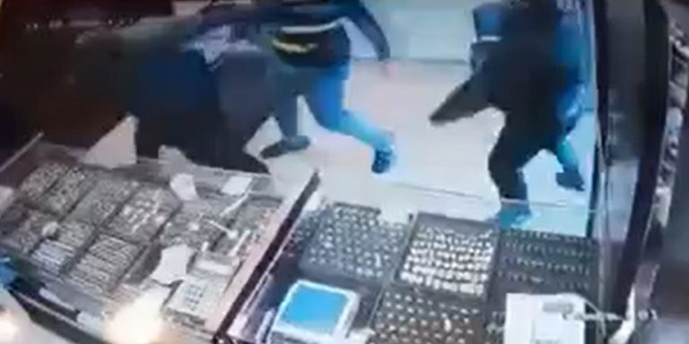 بالفيديو: هكذا حصلت عملية السطو على محل الذهب في الكورة