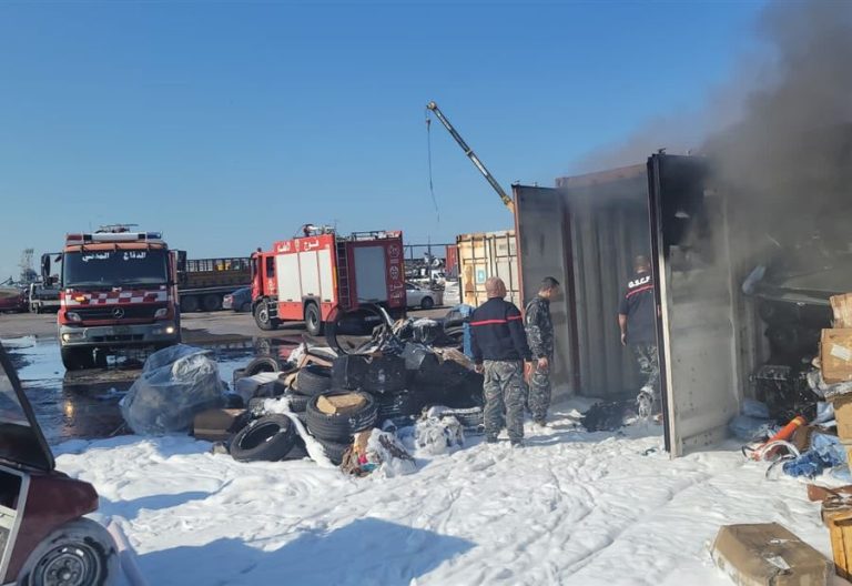 بالفيديو..السيطرة على حريق داخل المرفأ