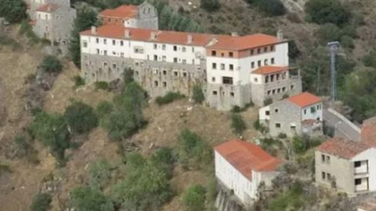 بسعر زهيد.. قرية إسبانية برسم البيع