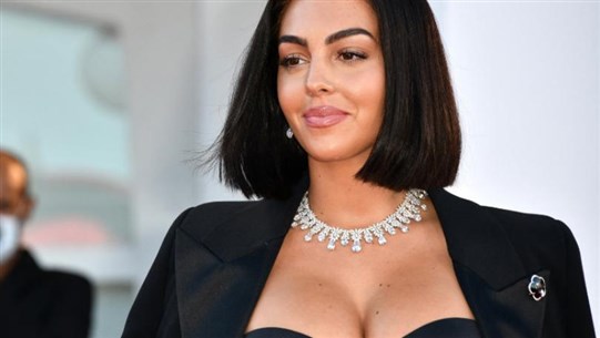 جورجينا رودريغيز بـ صور جريئة.. سروال صادم