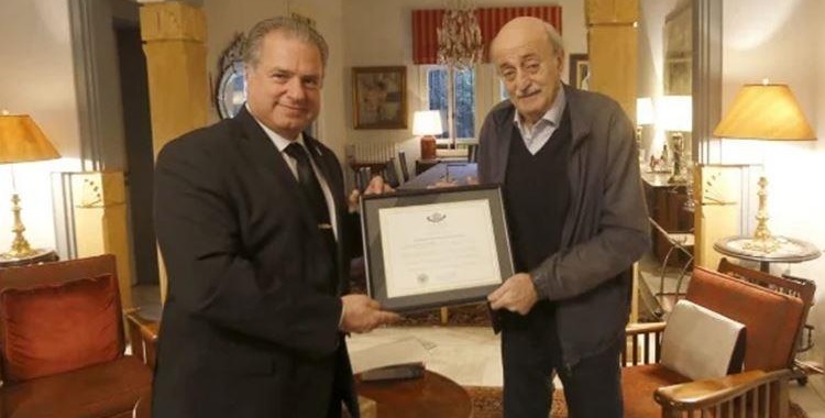 جنبلاط ينال “شهادة تقدير” من “المحفل الماسوني الكبير” في نيويورك!