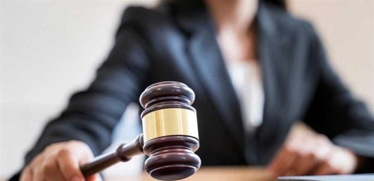 فضيحة قضائية في كولومبيا.. القاضية ترافع بـ “الملابس الداخلية”(صور)