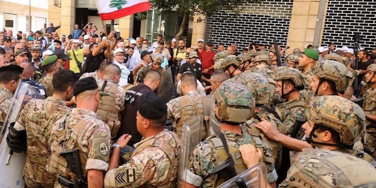 الرواتب المتدنية تجبر عسكر لبنان على الـ”ديلفري” و”التاكسي” و”الصيرفة”