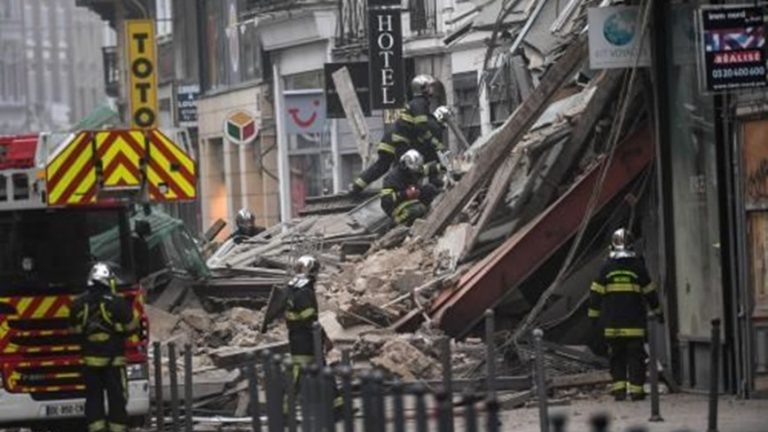 بالفيديو.. انهيار مبنيين في ليل الفرنسية