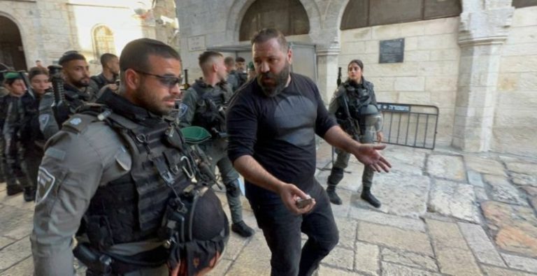 قوات الاحتلال تعتقل فلسطينياً بالبلدة القديمة