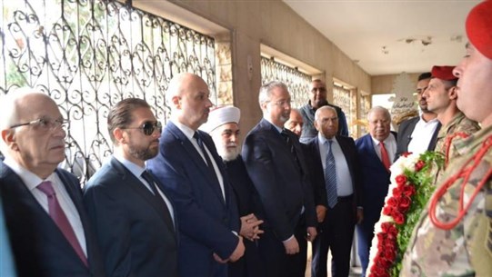 مولوي يضع إكليلا على ضريح كرامي