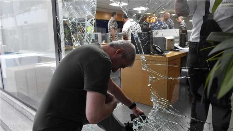 بالفيديو..مودع يقتحم بنك الاعتماد اللبناني في شحيم