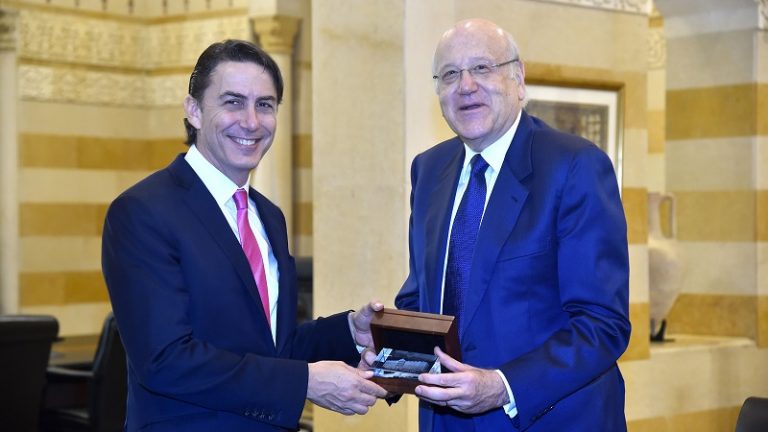 “هدايا” السراي.. في ميزان العلاقات؟