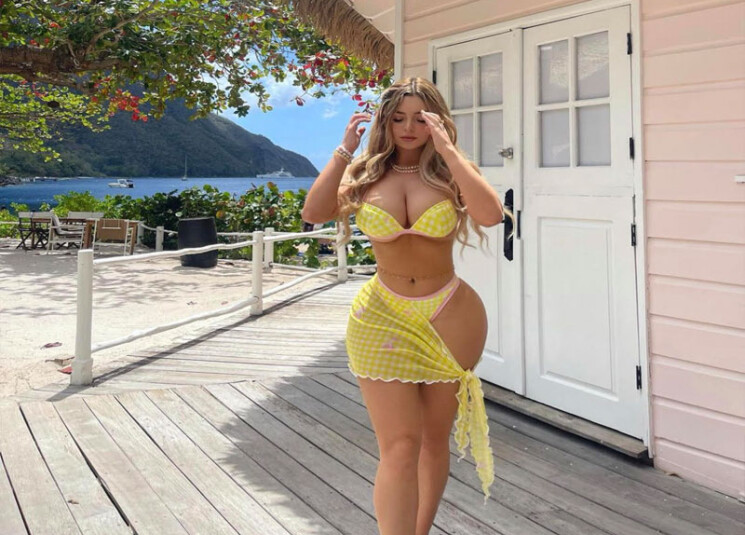 العارضة الأكثر إثارة بالعالم تخطف الأنظار بإطلالتها الجريئة!