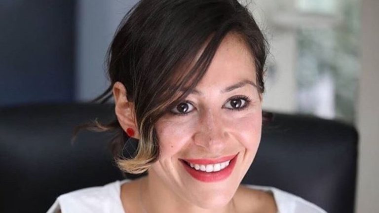 بالفيديو.. ماذا قالت منة شلبي بعد توقيفها؟