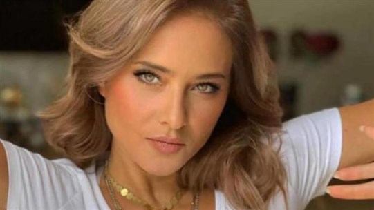 بالصور.. نيللي كريم في رحلة سفر مع زوجها