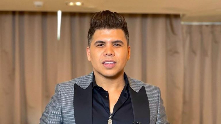 طليقة ممثل تظهر بقميص النوم مع عمر كمال