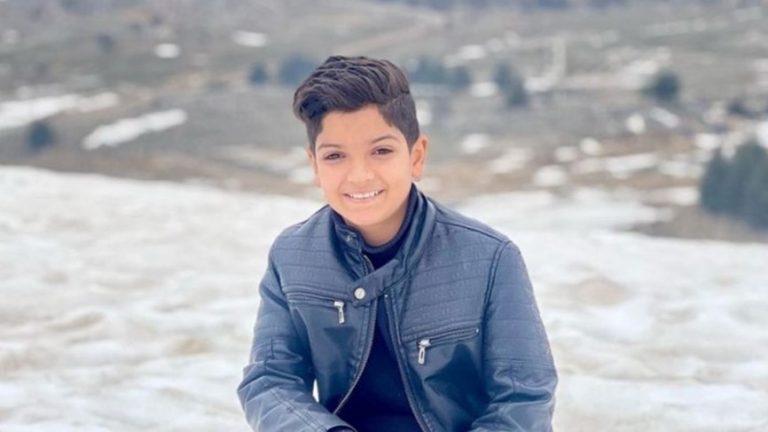 الطفل صاحب أغنية “الغزالة رايقة” في المستشفى.. ونداء من والدته