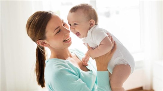 تحذير من “هز الرضيع”.. قد يصل إلى خطر الوفاة