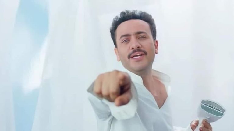 تامر حسني يقلد مصطفى قمر.. إطلالة تثير الجدل