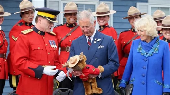 دمية ترافق تشارلز منذ طفولته..وأندرسن يكشف المستور