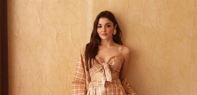 فستان أبيض قصير.. هكذا بدت الممثلة التركية في عيد ميلادها(صور)