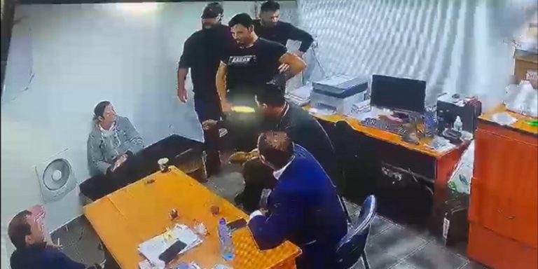 بالفيديو: اعتداء على موظفين في أحد الفنادق!