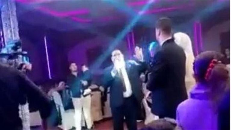 بالفيديو.. طلق زوجته بالثلاثة في ليلة زفاف إبنته