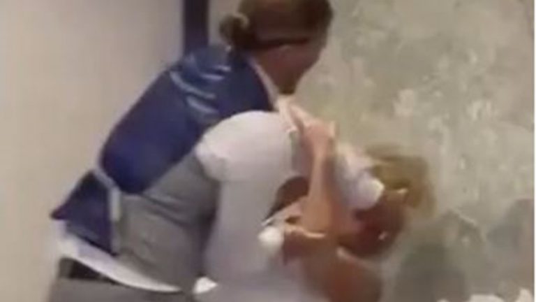 بالفيديو… عريس يضرب العروس بـ “كعكة الزفاف”