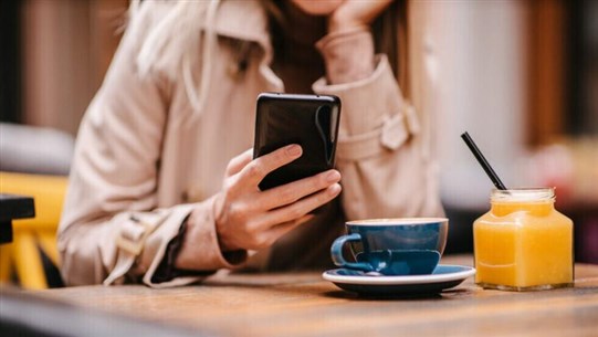 إحذر من هاتفك الذكي.. قد يتسبب لك بالمرض