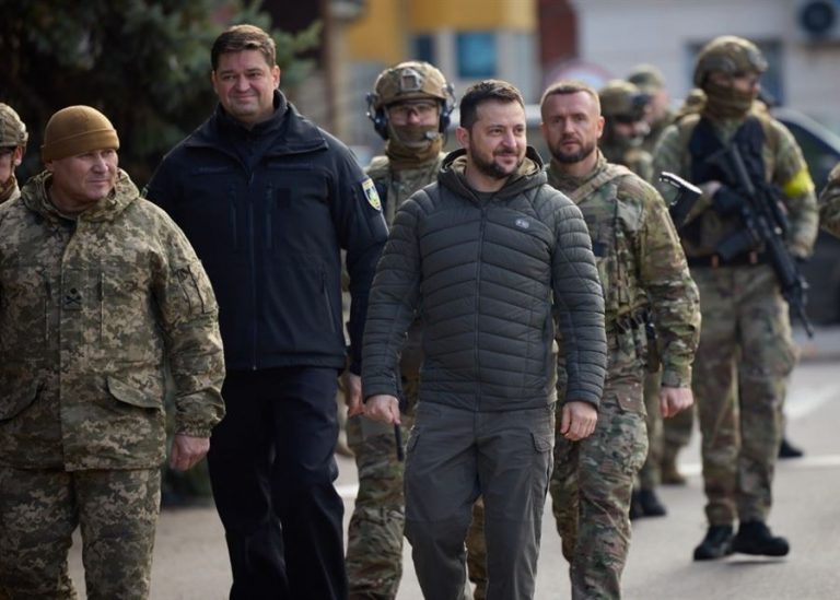 بالفيديو.. زيلينسكي يزور خيرسون والكرملين يعلق