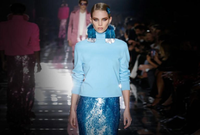 بالصور.. التنانير “المزينة بالترتر” موضة شتاء 2023