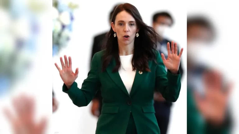 رئيسة وزراء نيوزيلندا تشتم زعيم حزب معارض ظناً أن الميكروفون “غير مُشغل”.. والرئيسة تعتذر