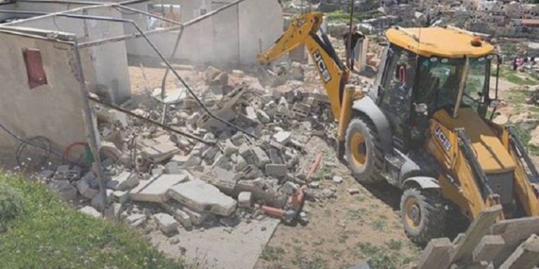 بالفيديو.. هدم منزل أخيه بسبب الميراث