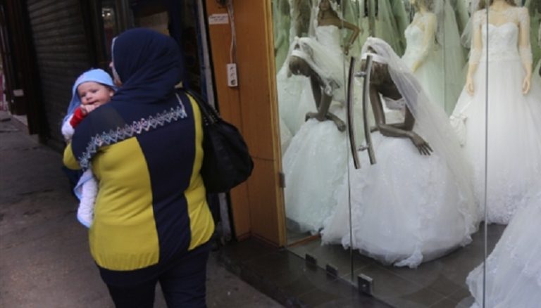 مخاوف تؤجّل الإنجاب: «إلى أيّ مكان وزمان سآتي به»؟