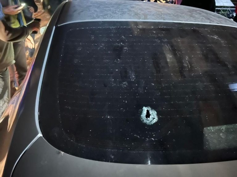 على طريق البلمند.. حاولوا سلبه بإطلاق النار نحو سيارته (صور)